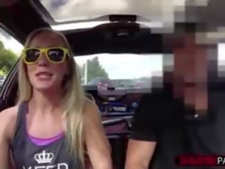 Vitke in kurba ženska proda ji avto in dobi ji muca zajebal