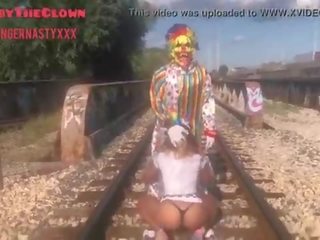 Payaso halos makakakuha ng hit sa pamamagitan ng tren habang pagkuha ulo